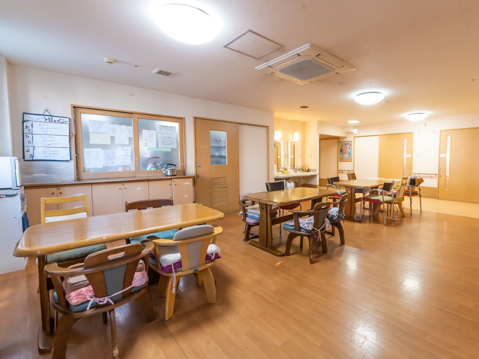 手作りの装飾が天井に吊り下げられたフローリングの部屋