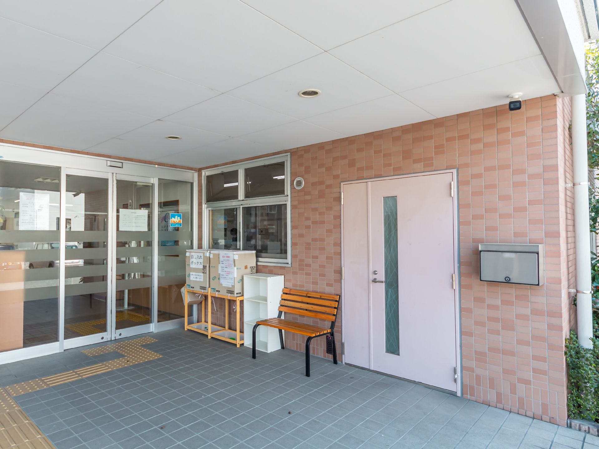 屋根が設置された広い玄関