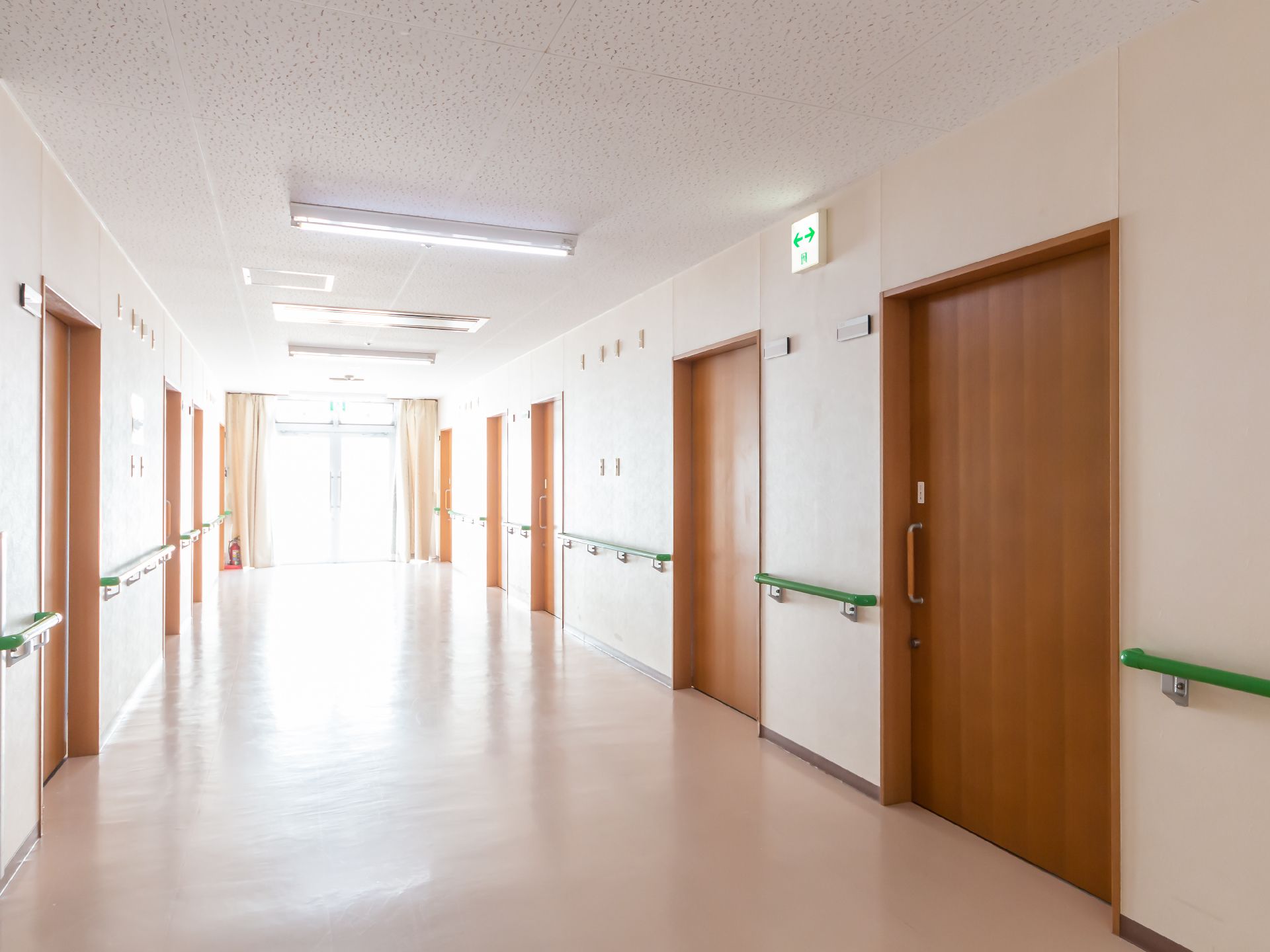 手すりが設置された廊下