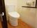 トイレには暖房便座のついた、洋式便器を設置している。また壁には呼び出しボタンがあり、手すりが取り付けられている。