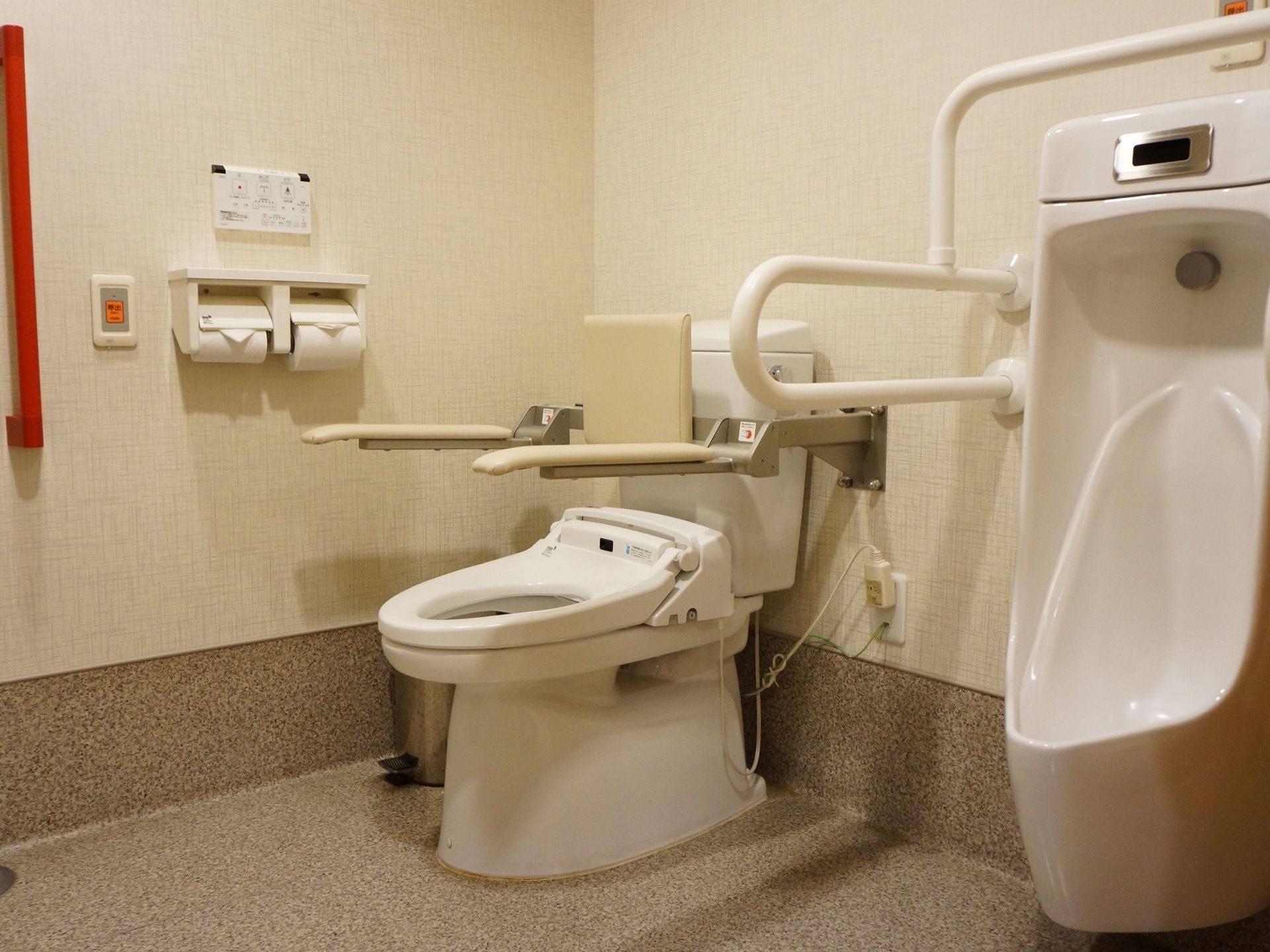 トイレには温水洗浄便座のついた、洋式便器を設置している。隣には男性用の小便器があり、壁に手すりが取り付けられている。