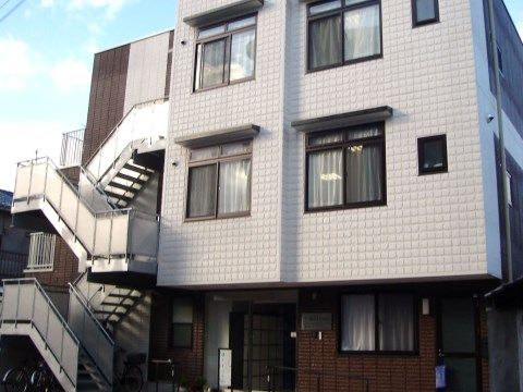 住宅型有料老人ホーム 陽だまりのわの外観。地上３階建て。