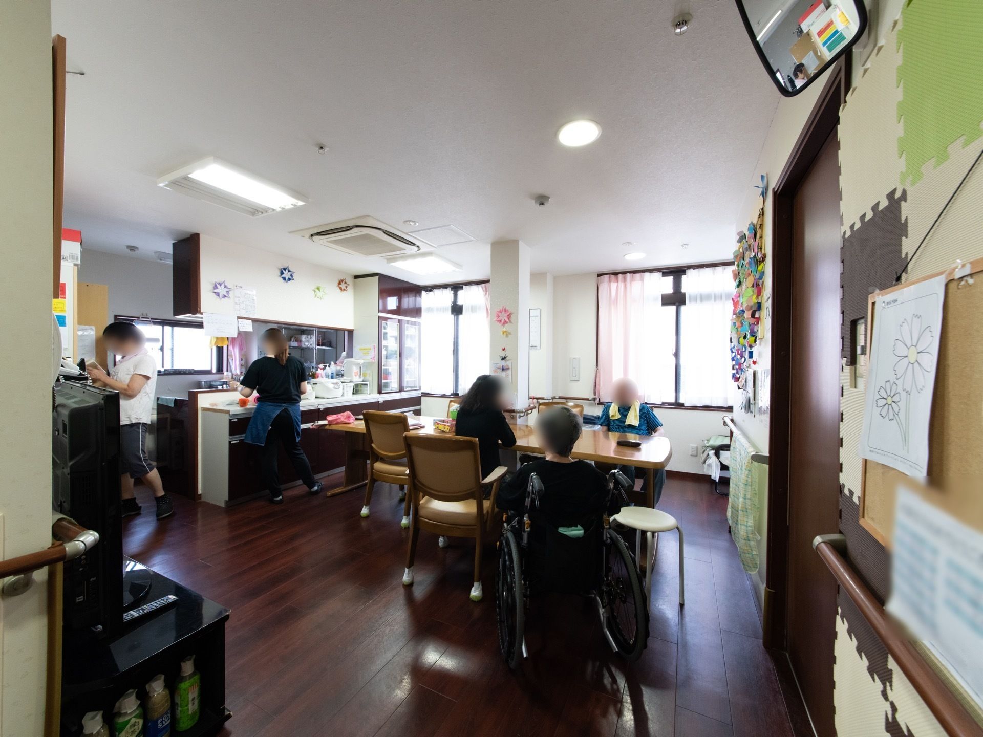 食堂はオープンキッチンのようになっていて、和気藹々としている。長テーブルに木の椅子もあり、テレビを見ることができる。