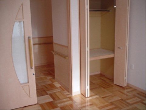 ご入居者様が軽い力で開けられるように、引き戸となっている個室