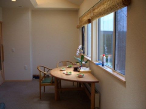 半円のテーブルを囲んで、眺めのいい風景を見ながら過ごせる共有スペース