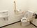 ゆったりとした広さのトイレは、白を基調とした清潔感のある内装となっている。緊急用のボタンも設置されている。手洗い洗面台もある。