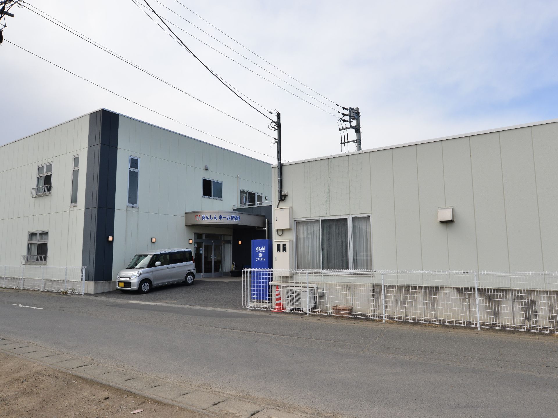 あんしんホーム伊勢崎の外観。クリーム色の外壁。