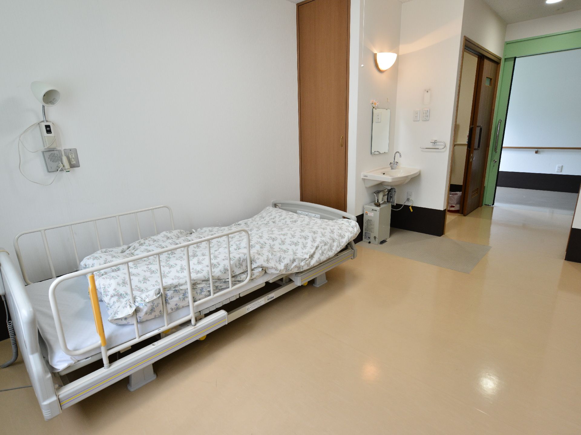 居室には洗面台とトイレを完備。洗面台の取り付け位置は低く、足元に障害物がないため車椅子での利用に無理がない。