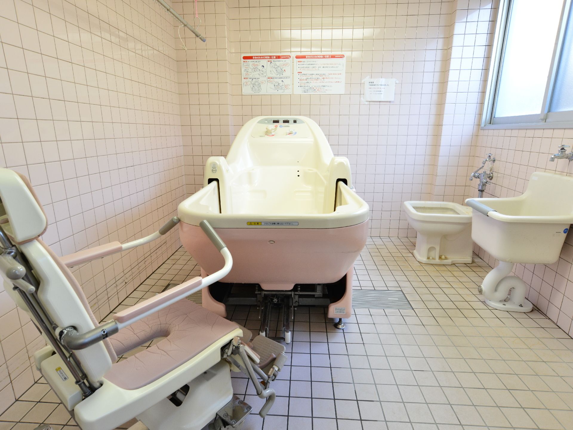 車椅子ないし座位のままで全身浴が可能な機械浴室を設置している。一般家庭では困難なゆったりした時間を心置きなく過ごしていただきたい。