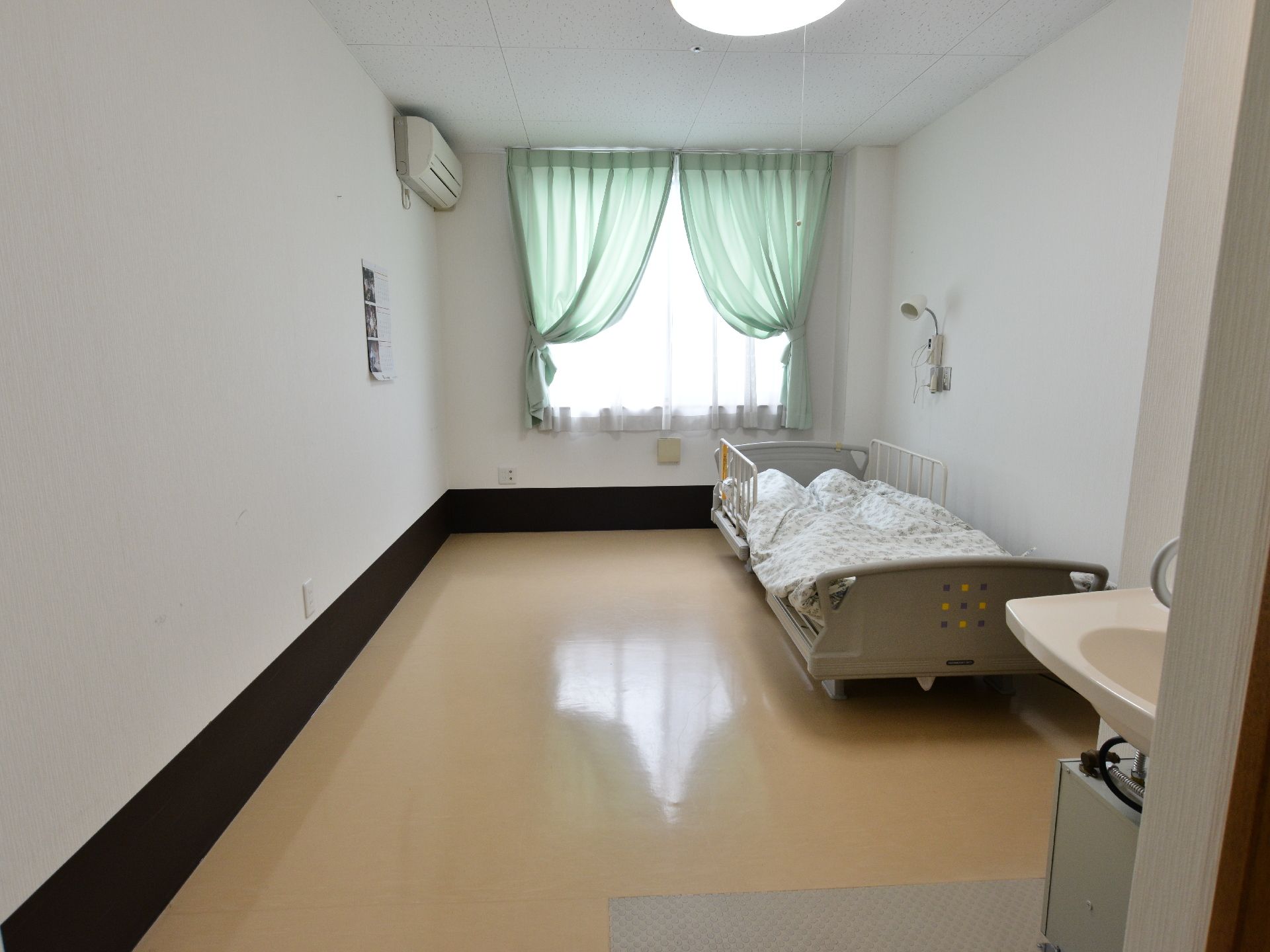 シンプルな居室の一角