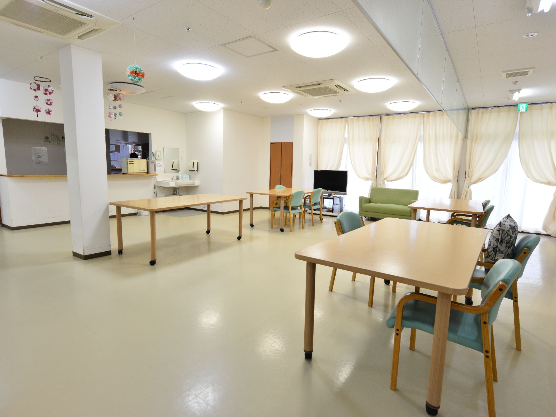 食堂の窓は大きく、自然の光が存分に差し込む。明るく快適な空気の中で、食事を存分に楽しんでいただきたい。