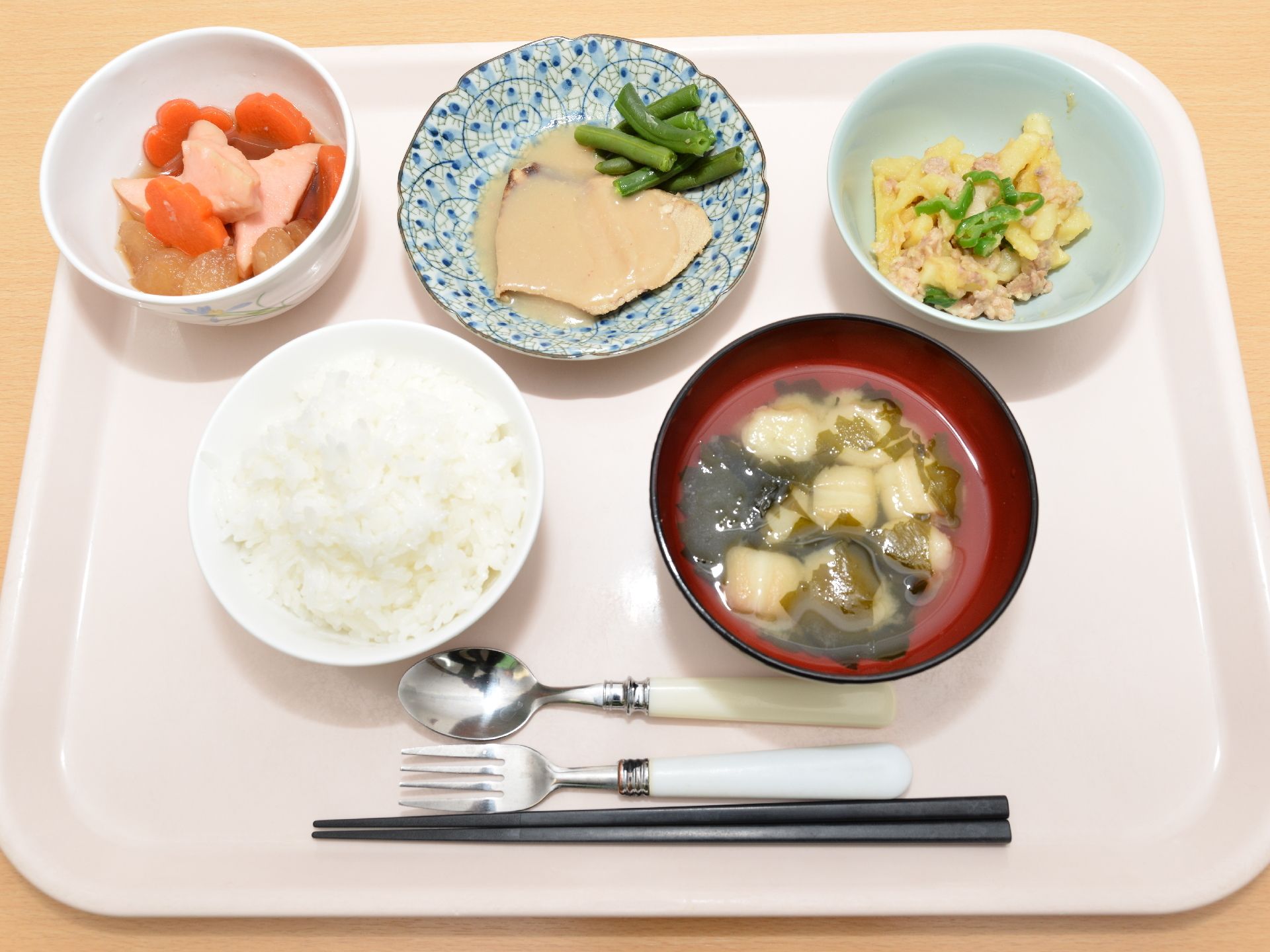 食事においては、栄養バランスや安全性は言うまでもなく、彩りや見た目の楽しさにもこだわっている。流動食や介護食への対応も可能。