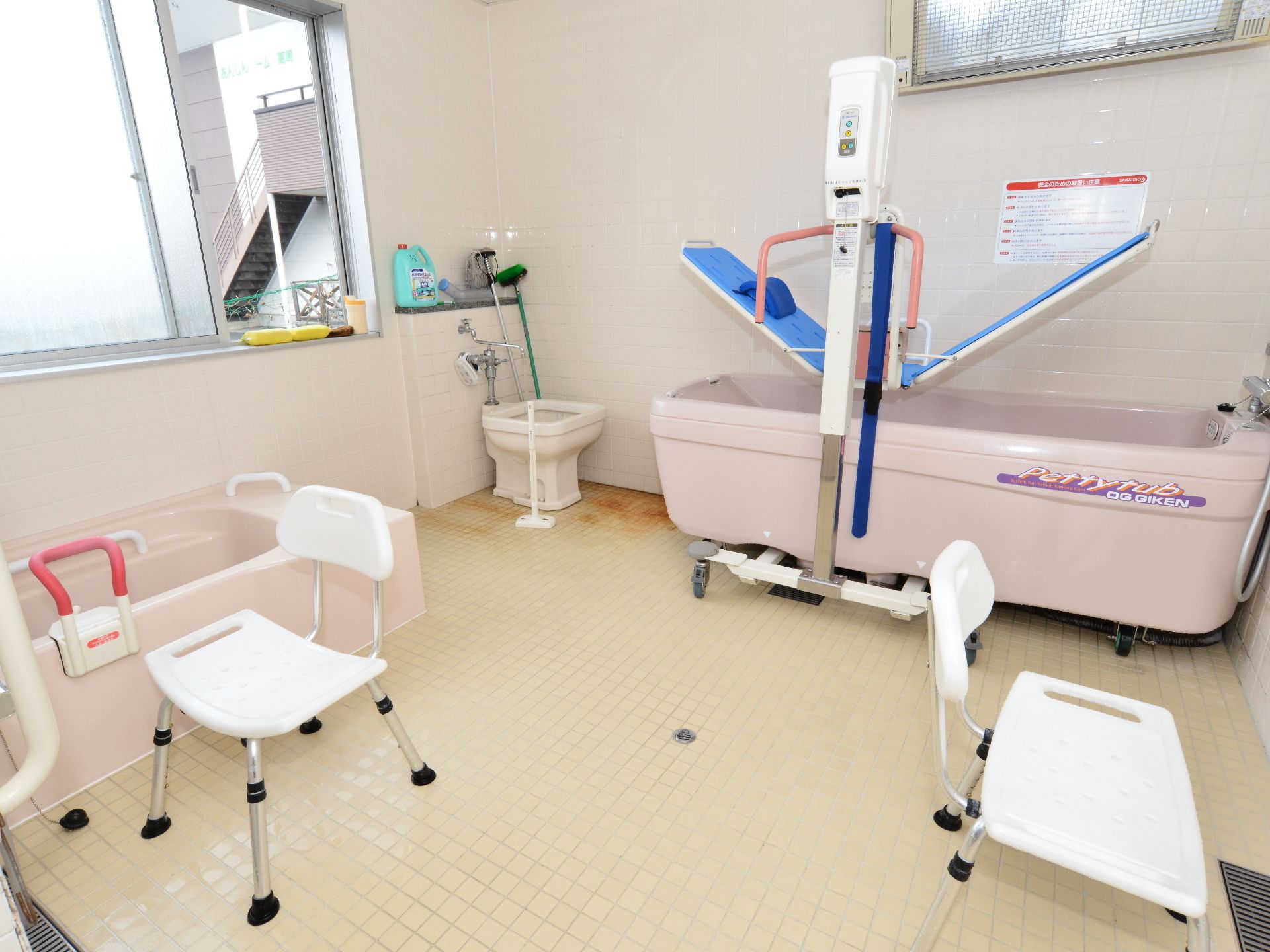 浴槽とシャワーが2つずつある。座ったり、寝たままでも浴槽に入れる装置がある。シャワー前に高い椅子が置いてある。