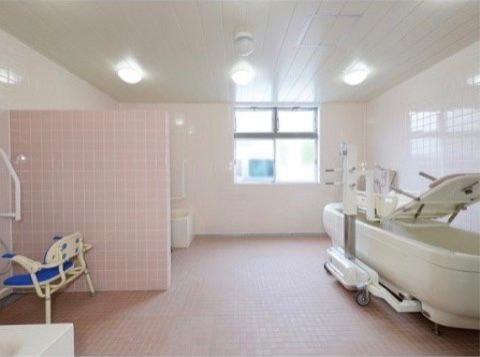 「ふるさとホーム深谷第弐」の浴室。お一人での入浴が心配な方には、スタッフが付き添いながら入ることもできる。