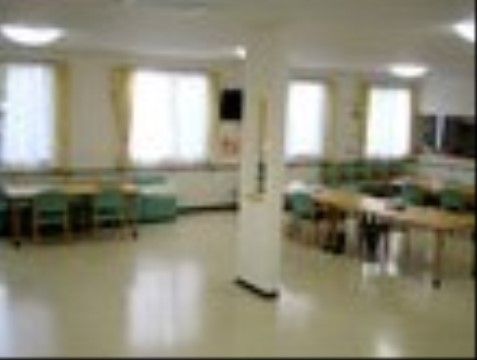 「ふるさとホーム深谷第弐」の共有スペース。窓からの日差しの入りもよく、明るく居心地の良い空間になる。