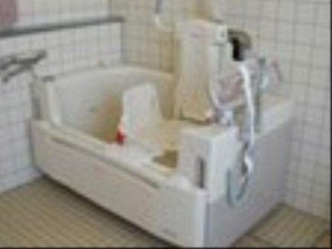 「ふるさとホーム深谷第弐」の介護浴室。スタッフが丁寧に優しく、洗い流してくれる。