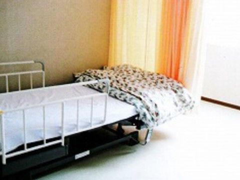 「あんしんホーム水戸内原」の居室。春夏秋冬に合わせて、掛け布団を変更できる。