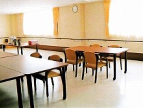「あんしんホーム水戸内原」の食堂。座りやすく、長時間疲れにくい椅子を設置している。