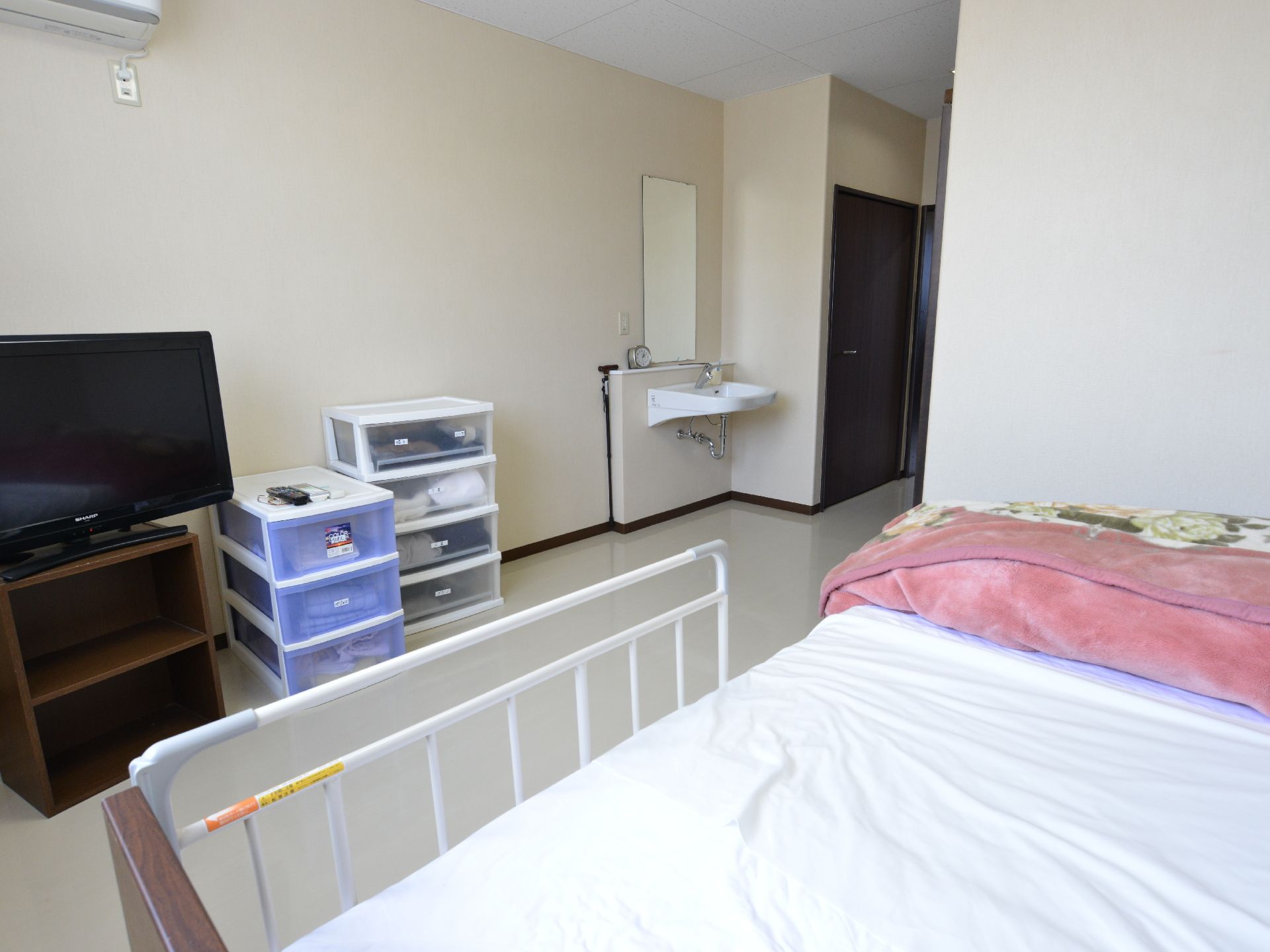 部屋にはエアコンがあるので、一年中快適に過ごすことができる。テレビや整理ダンスなどを置くことができる。