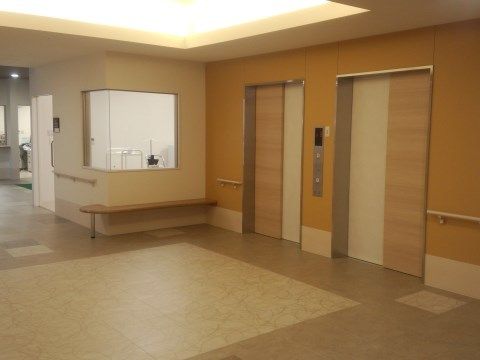 「あんしんホーム水戸内原」のエレベーターホール。入居者様がフロア移動しやすいエレーベーターを完備している。