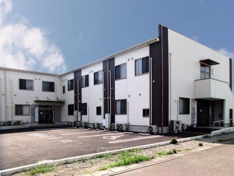 白壁の落ち着いた建物外観