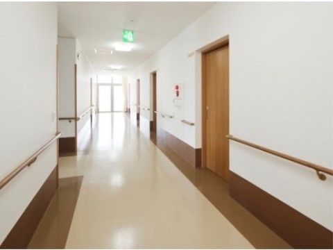「ふるさとホーム熊谷」の廊下。廊下には障害物を置かず、入居者様の移動をスムーズに整えている。