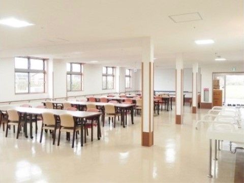 「ふるさとホーム熊谷」の食堂。お食事場所として気持ちが良く、日光を浴びやすい。