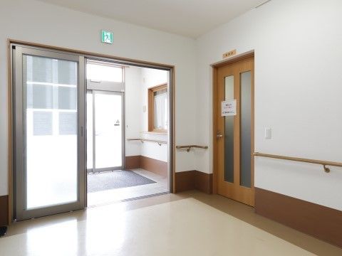 「ふるさとホーム熊谷」玄関口。二重構造で冬でも館内への冷気侵入を防ぎます。