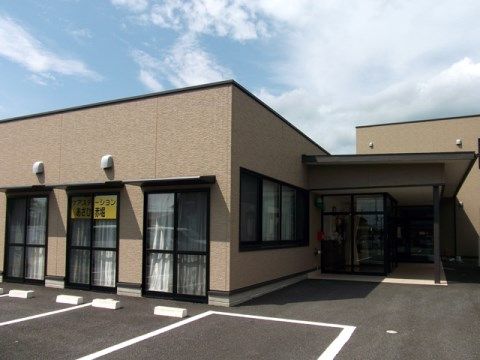 「ふるさとホーム赤堀」外観。大きな窓が特徴的なスクエア型の施設です。
