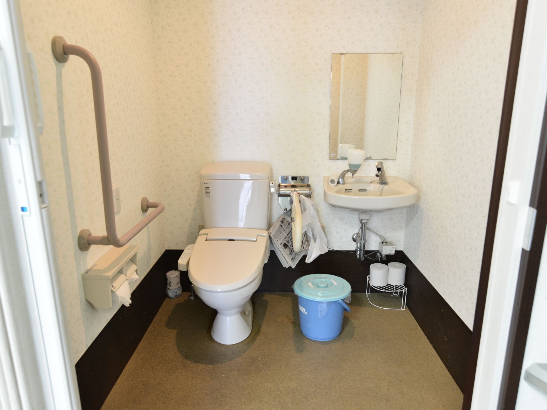 高齢者に必要な機能がコンパクトにまとまっているトイレである。戸の部分は、アコーディオンカーテンで開け閉めがしやすい作りになっている。