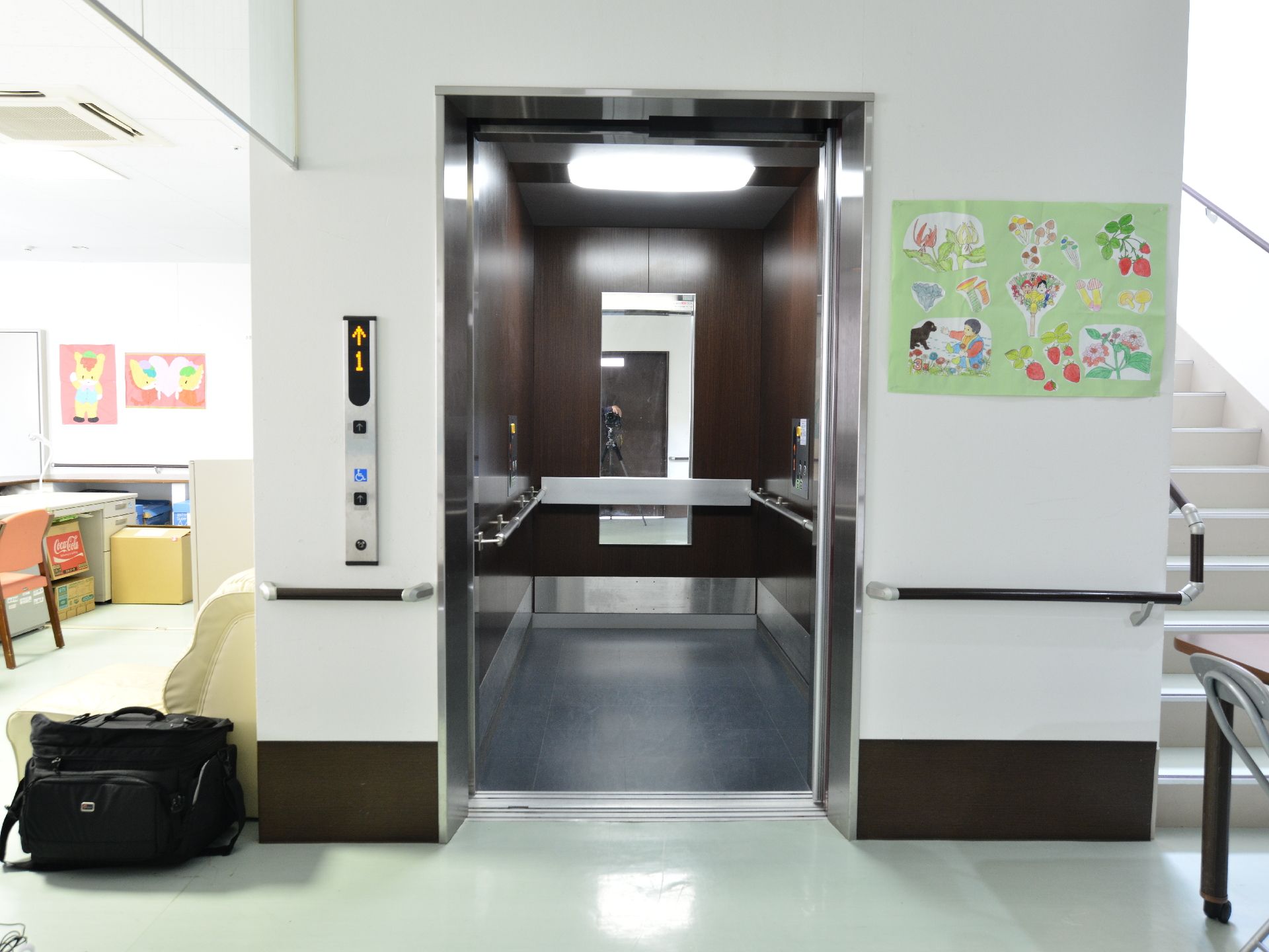 施設内には、手すり付きのエレベーターが完備されている。車椅子の方だけでなく、高齢者には移動が楽で、行動範囲も広がる。