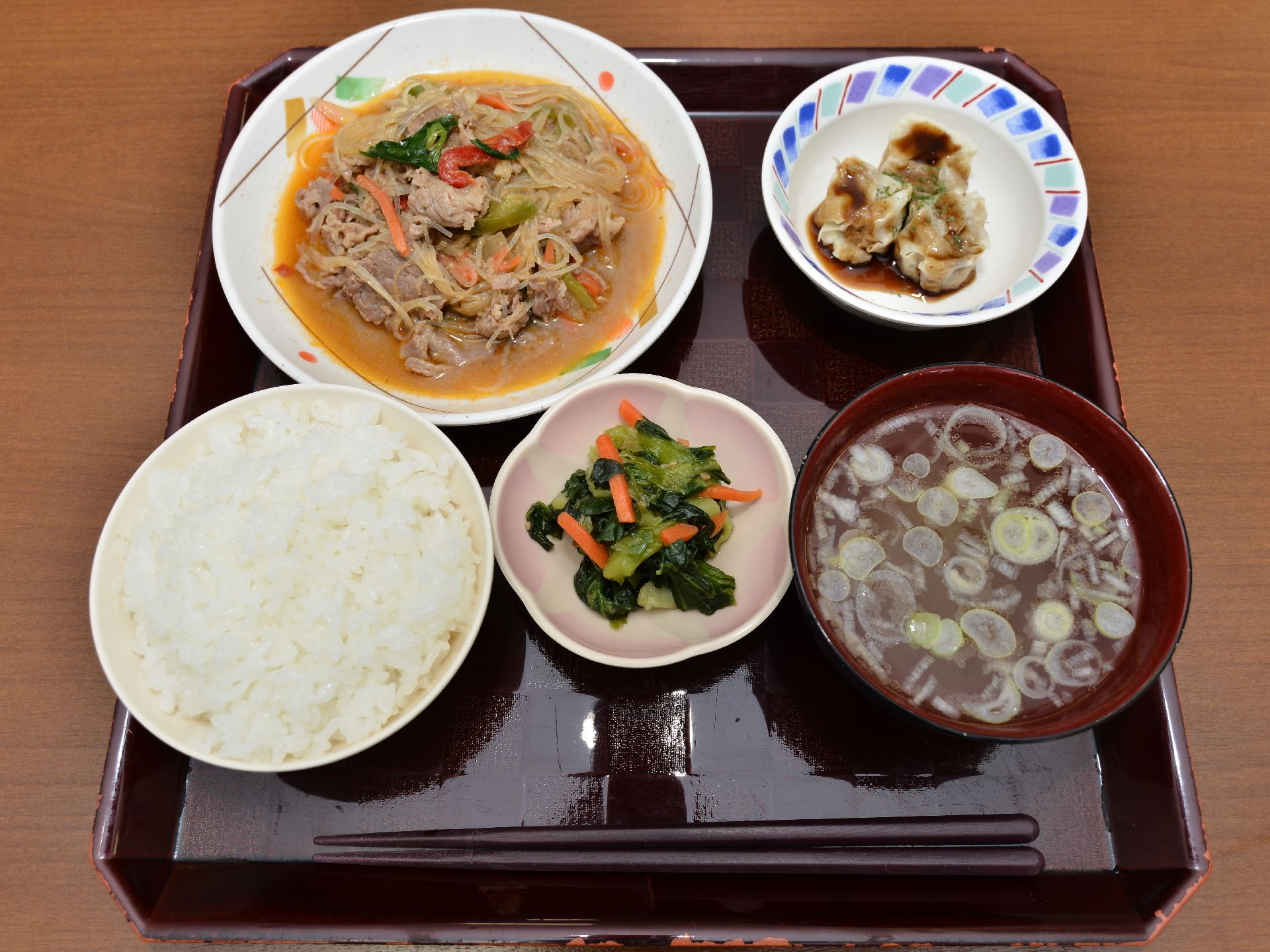 栄養士によって考えられる毎日のメニューは、栄養バランスの他、彩りや器との相性など、見て美味しい、食べて美味しい食事となっている。