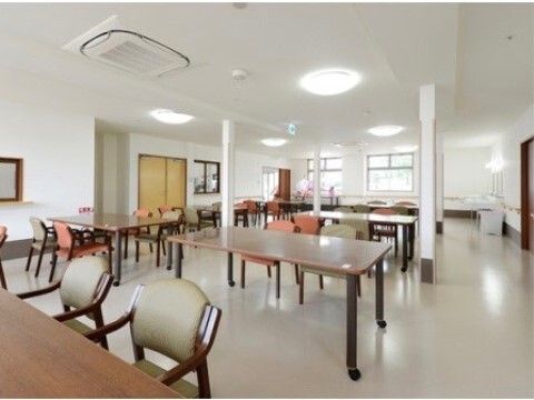 清潔で広々とした食堂