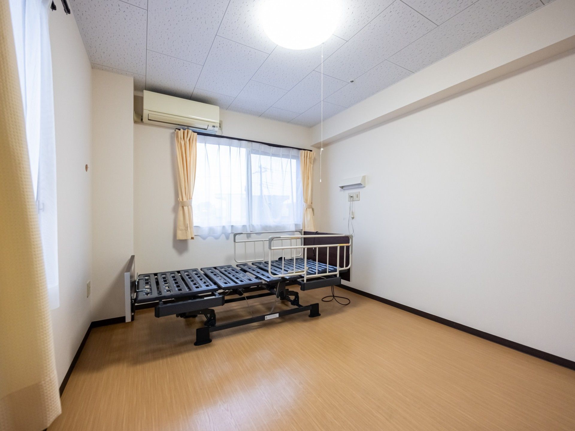 白衣のスタッフと建物外観