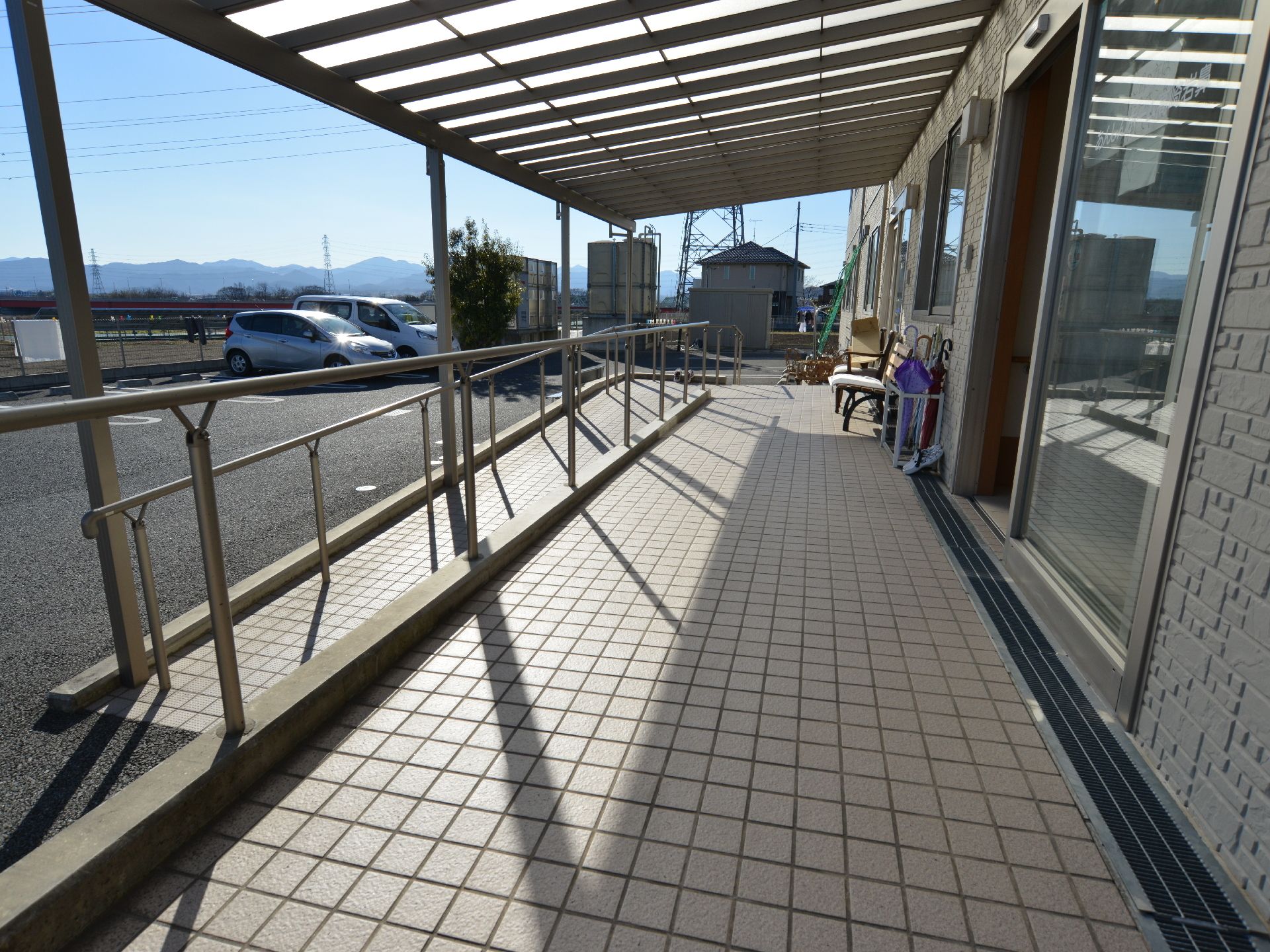 長いスロープのある部分には、屋根が付いており、日差しや雨を遮ってくれる。車椅子利用者には嬉しいポイントである。