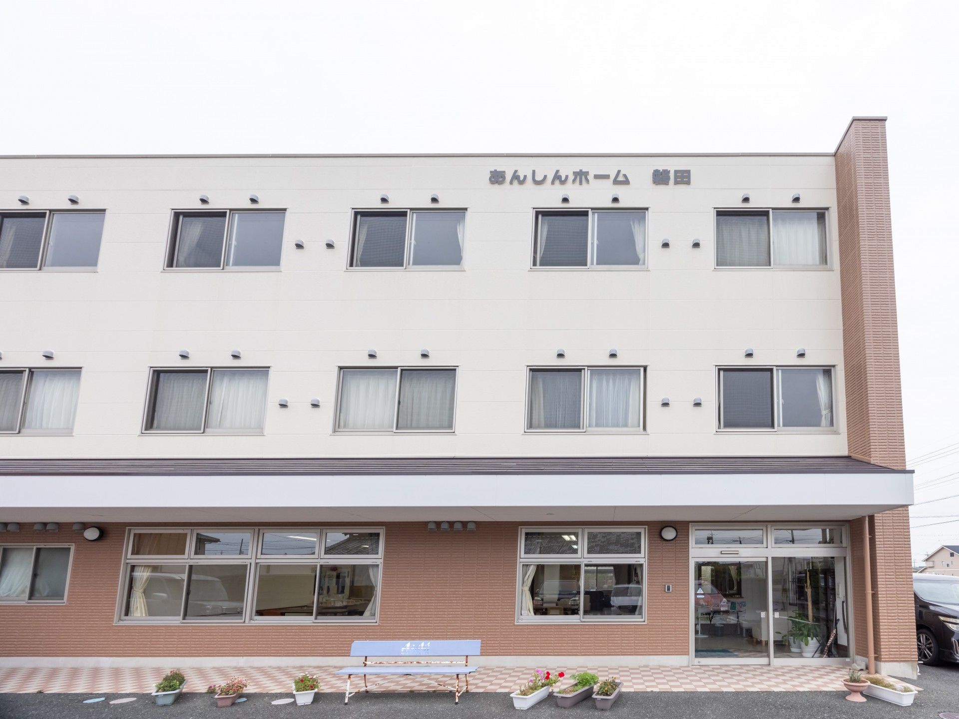 明るい外観の建物正面