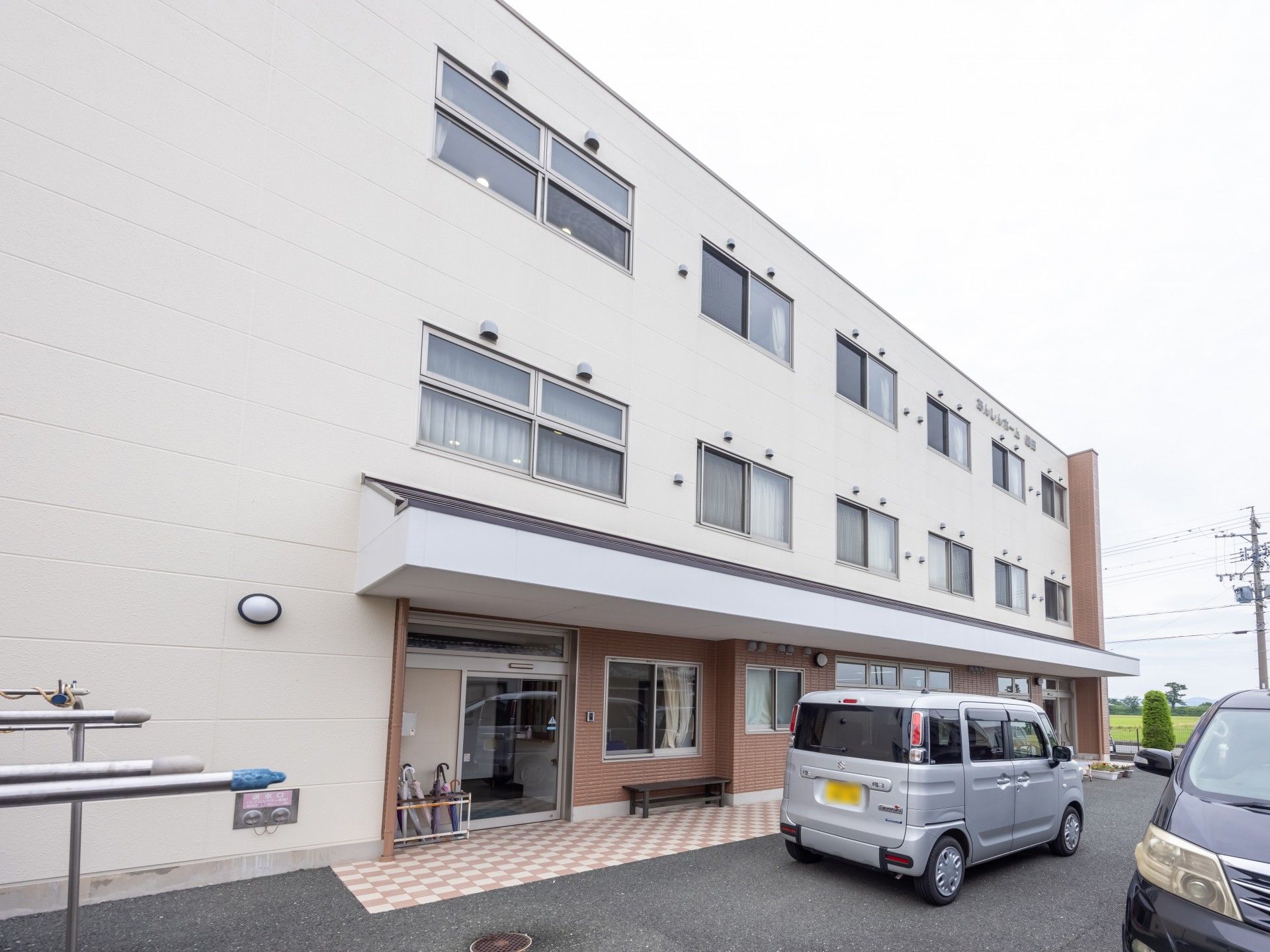 ゆとりある入口の施設外観
