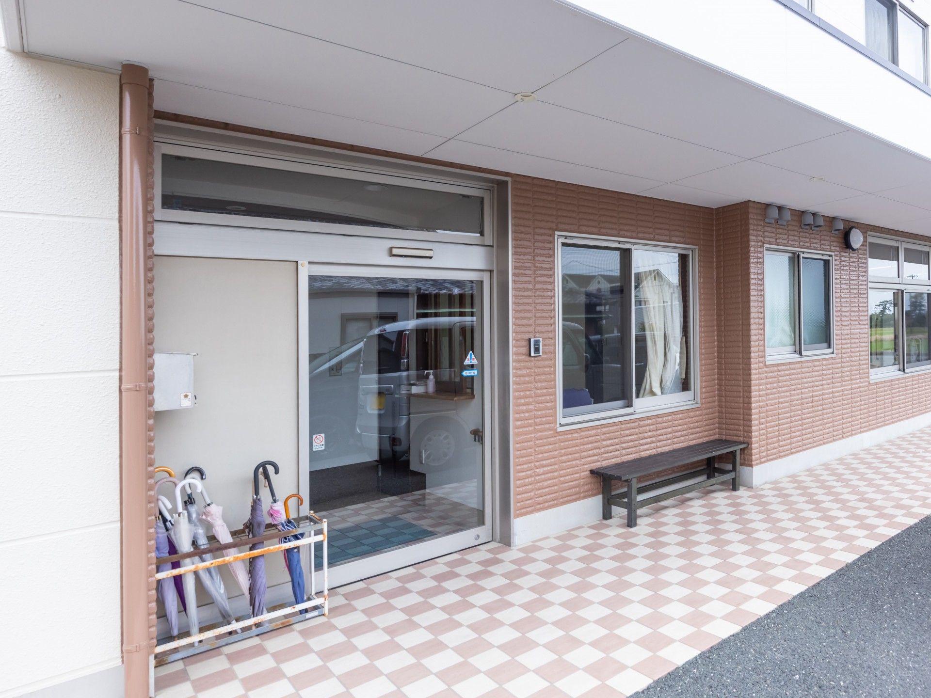 入口付近の明るい廊下