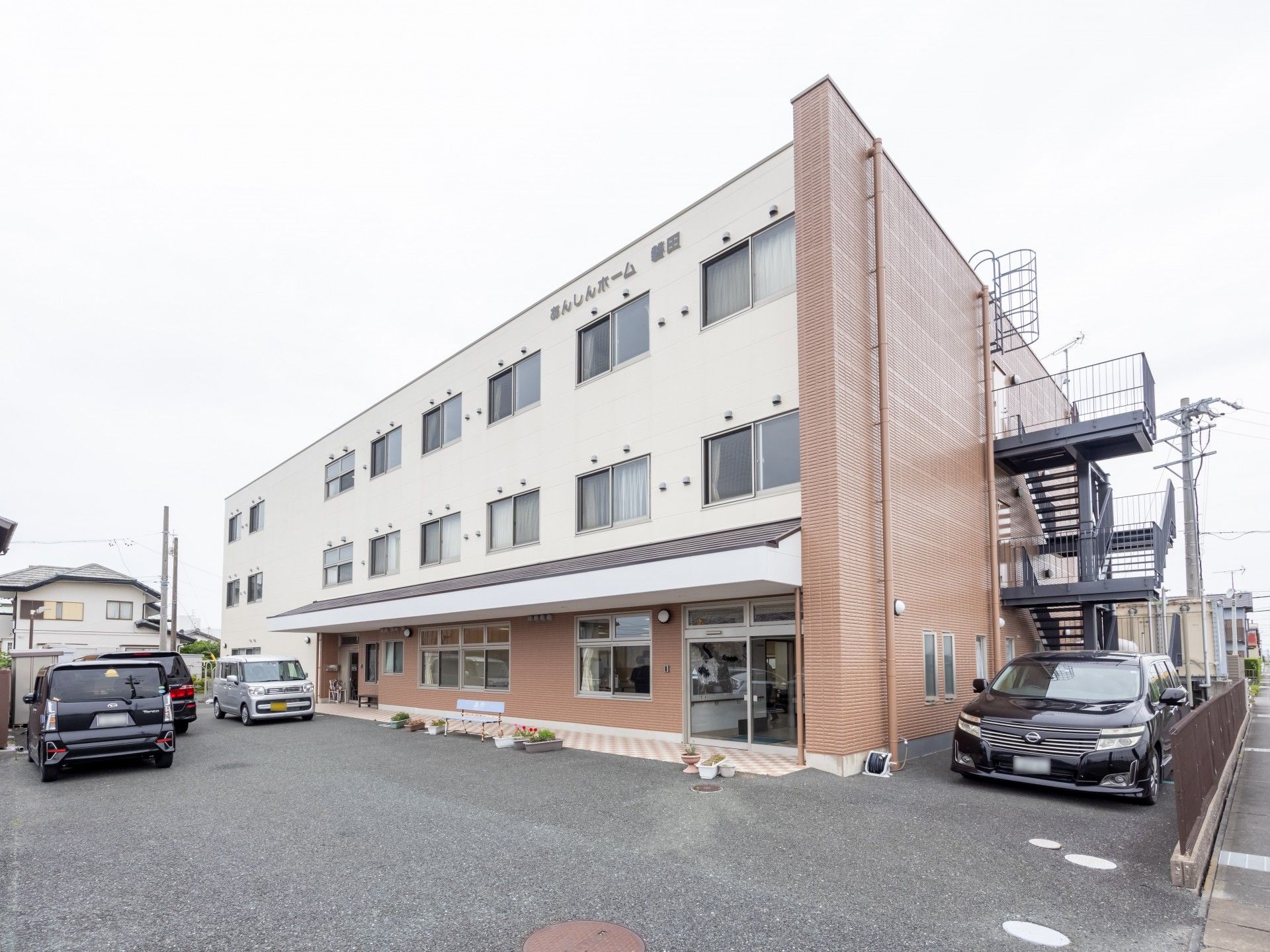明るい外観の施設外観