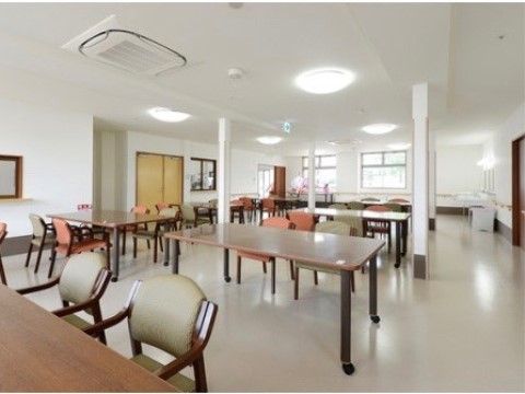 「あんしんホーム北高崎」のダイニング・リビング。入居者様同士でお喋りしながら楽しいお食事ができる。