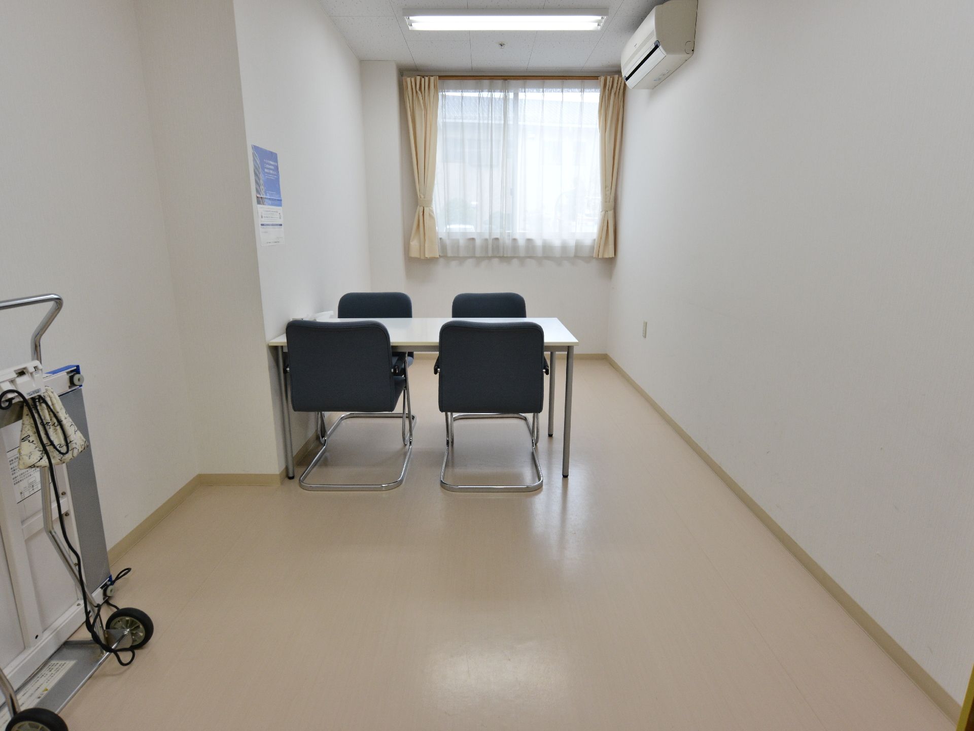 明るい日差しが入る窓がある。テーブルと椅子が4脚ある。ご家族からの相談、利用者の困っていることを真摯に聞く部屋である。