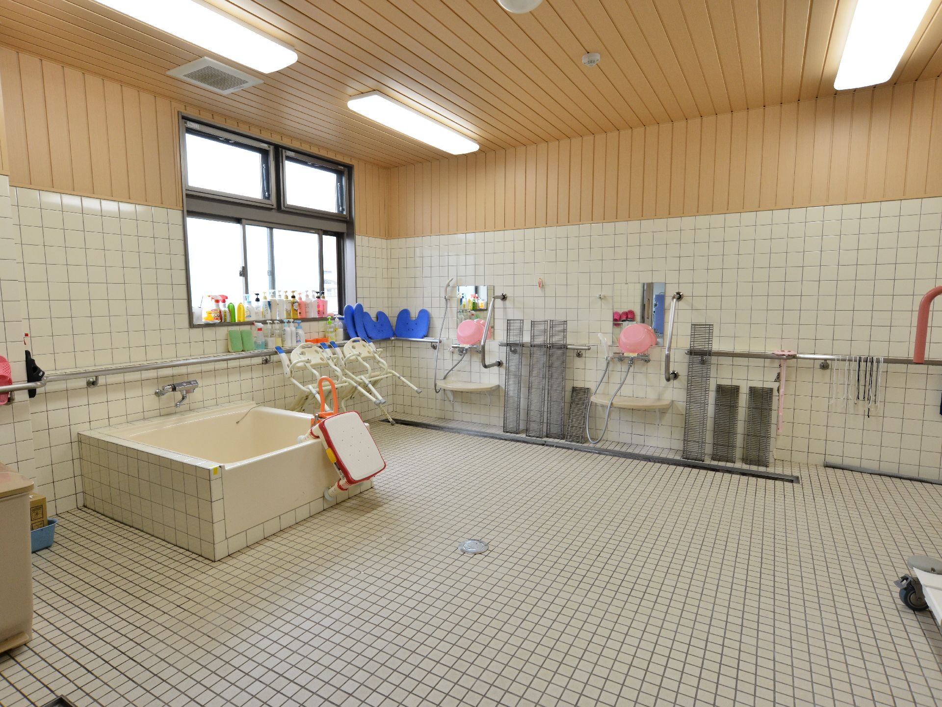 介助が必要な人の浴室である。機械浴の他に、小さな手すり付きの浴槽もある。浴室の清掃は行き届いており、いつも清潔なのが嬉しい。