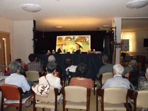 「あんしんホーム北高崎」のレクリエーション・イベント。シアタールームも用意され、映画鑑賞などもイベントに含まれている。