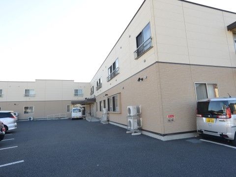「ふるさとホーム北前橋」の外観。広い敷地。