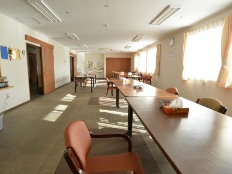「ふるさとホーム北前橋」のダイニング・リビング。車椅子でも普通に座っても、同じ高さの工夫をしたテーブルを設置済み。