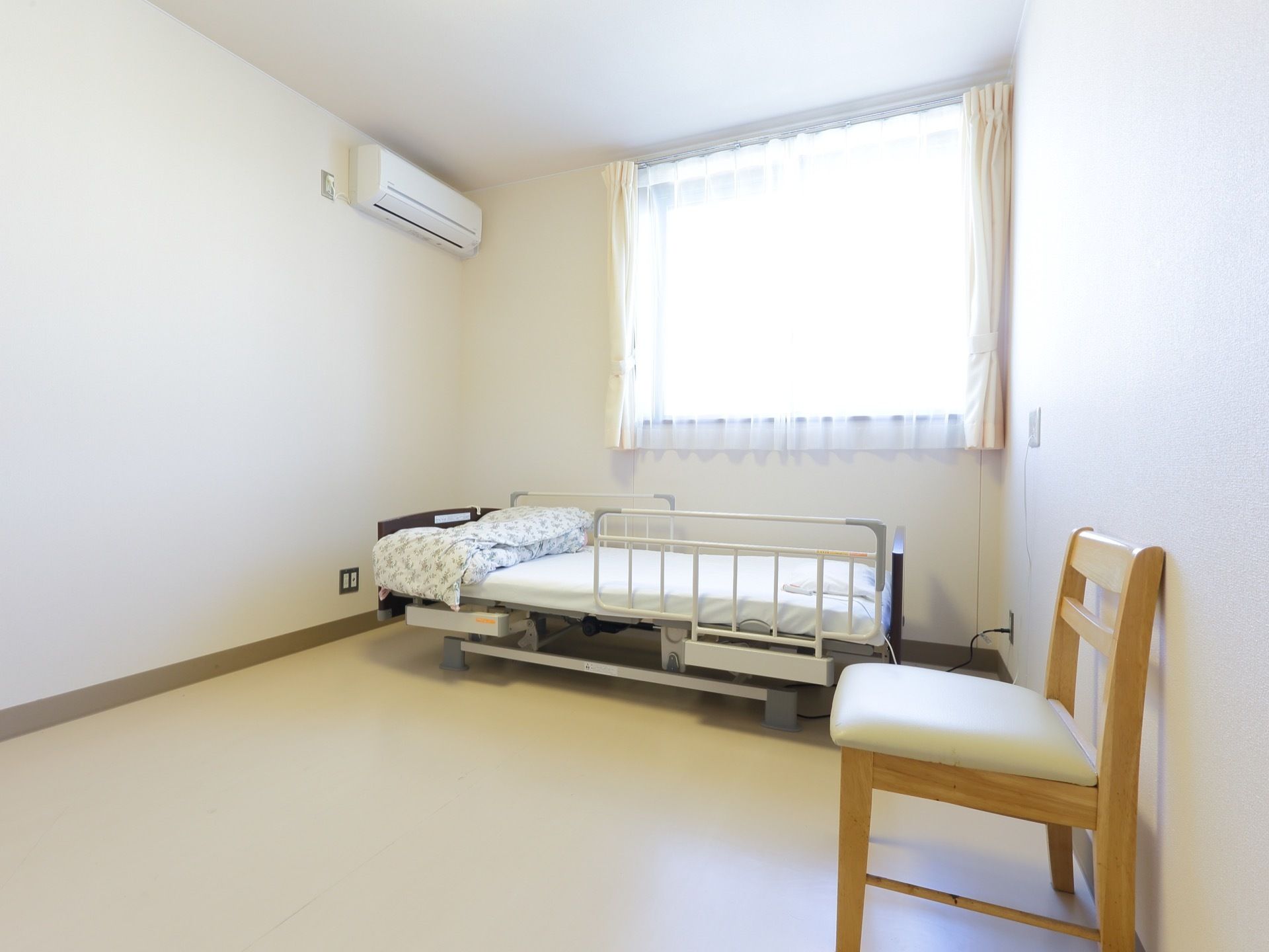 シンプルな造りの部屋になっている。白い壁紙と薄い茶色の床になっている。清潔感がある。部屋全体が明るい。