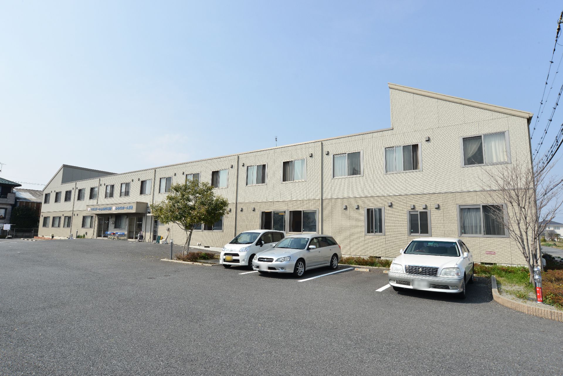施設の敷地内には大きな駐車場を完備している。エントランスに向かって緩やかな上りのスロープになっている。