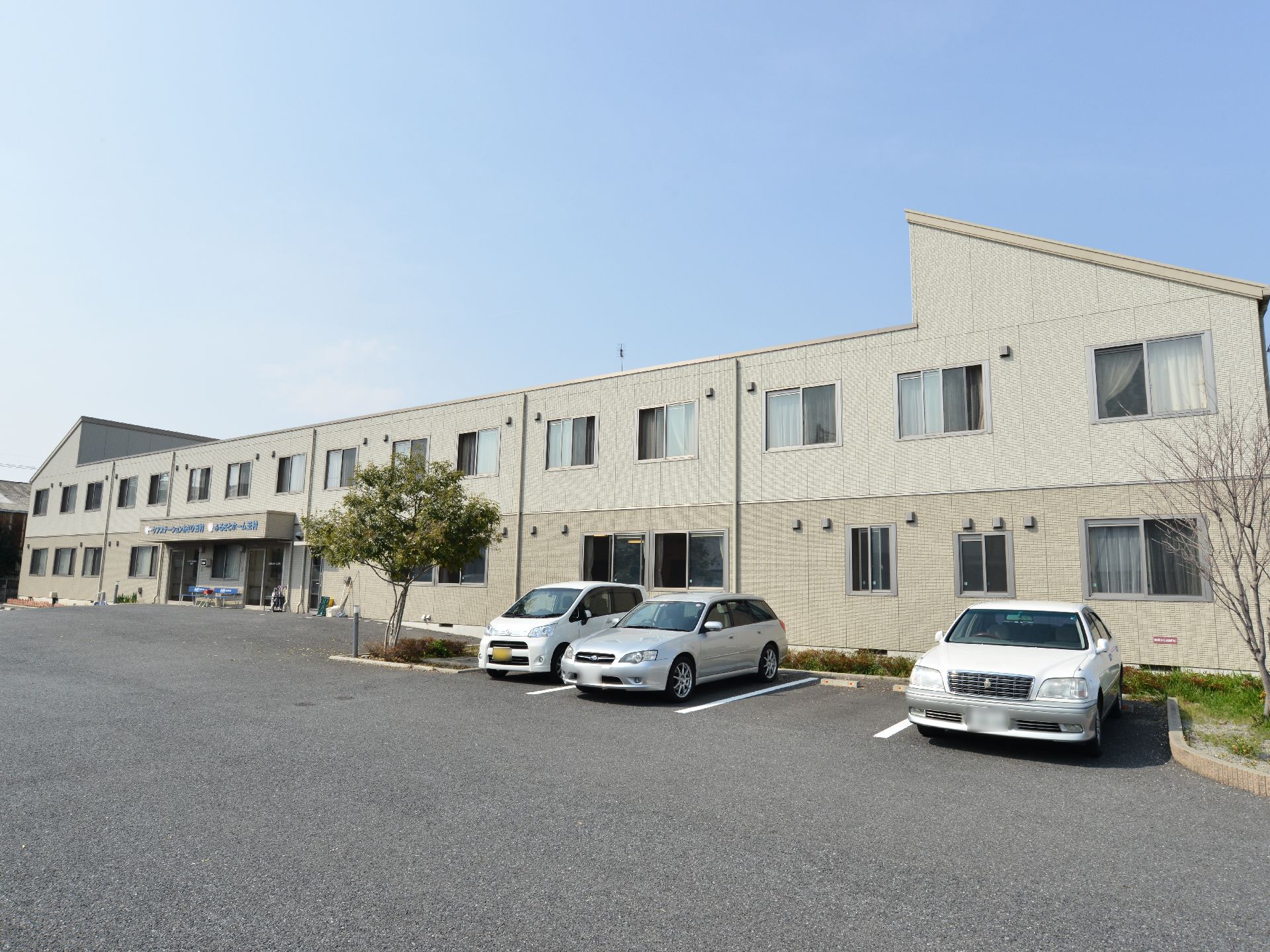 広々とした敷地は別荘地のような優雅な佇まい。近隣には利根川が流れ、周辺一体のどかな田園風景が広がる。