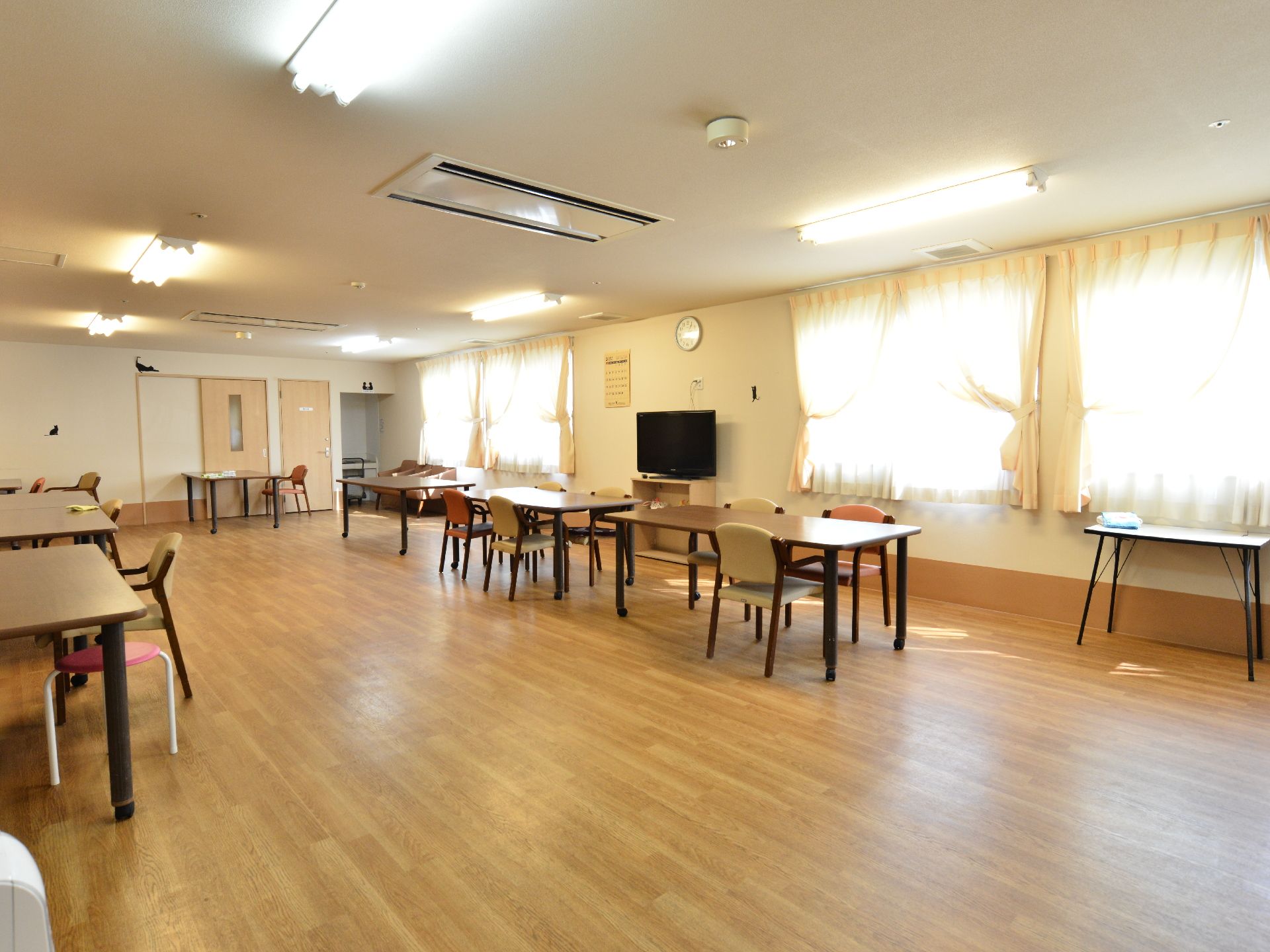 家具どうしの配置にもゆったり余裕のある広いリビング、ダイニング。窓から明るい光が差し込む皆の憩いの場。