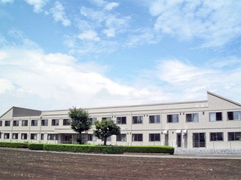 「ふるさとホーム小山」外観。横に長く伸びる地上2階建て施設です。